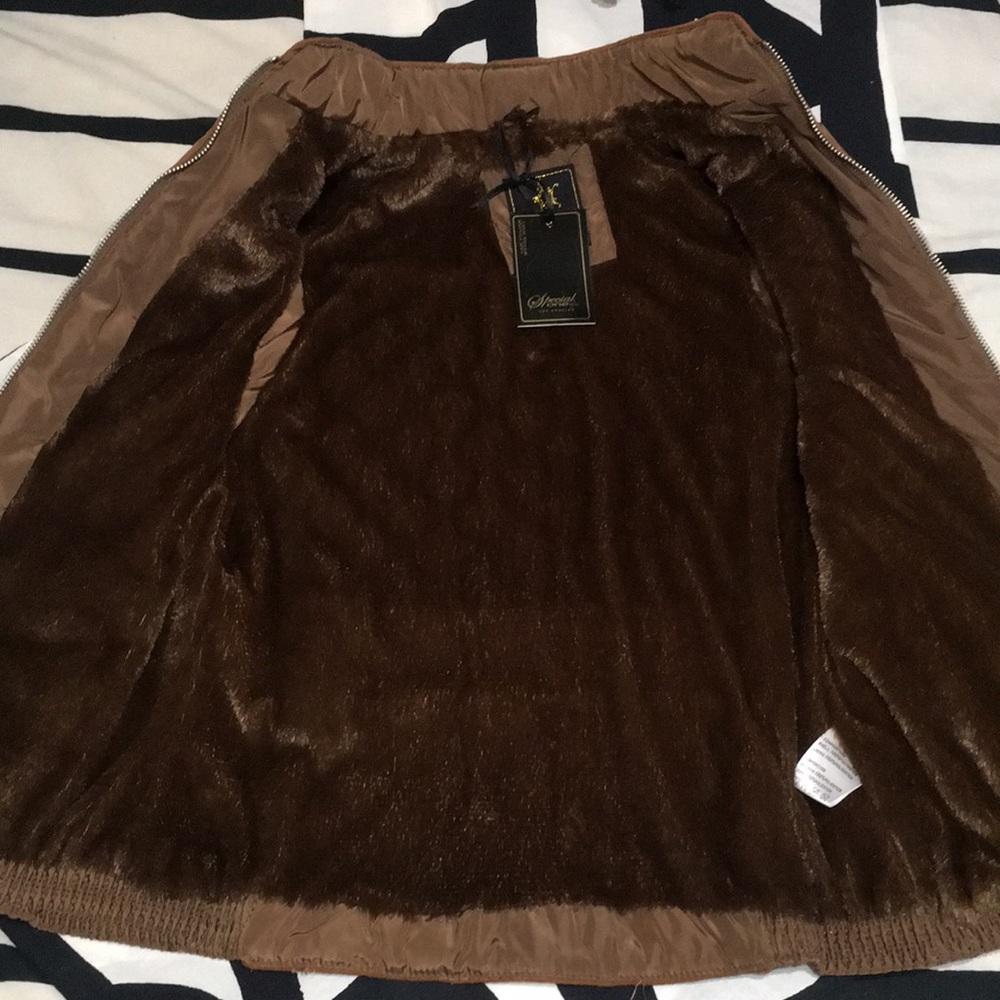 Vest - Picture 5 of 8